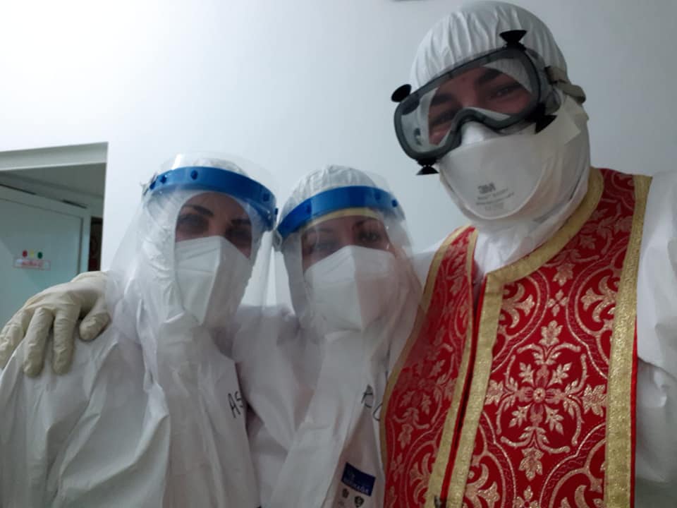 ”PREOTUL ÎN COMBINEZON”, DE LA RÂMNICU SĂRAT! ”Prima reacție este una de uimire. Nu le vine să creadă. Oare preotul este aici? Se conving și ochii lor se luminează”