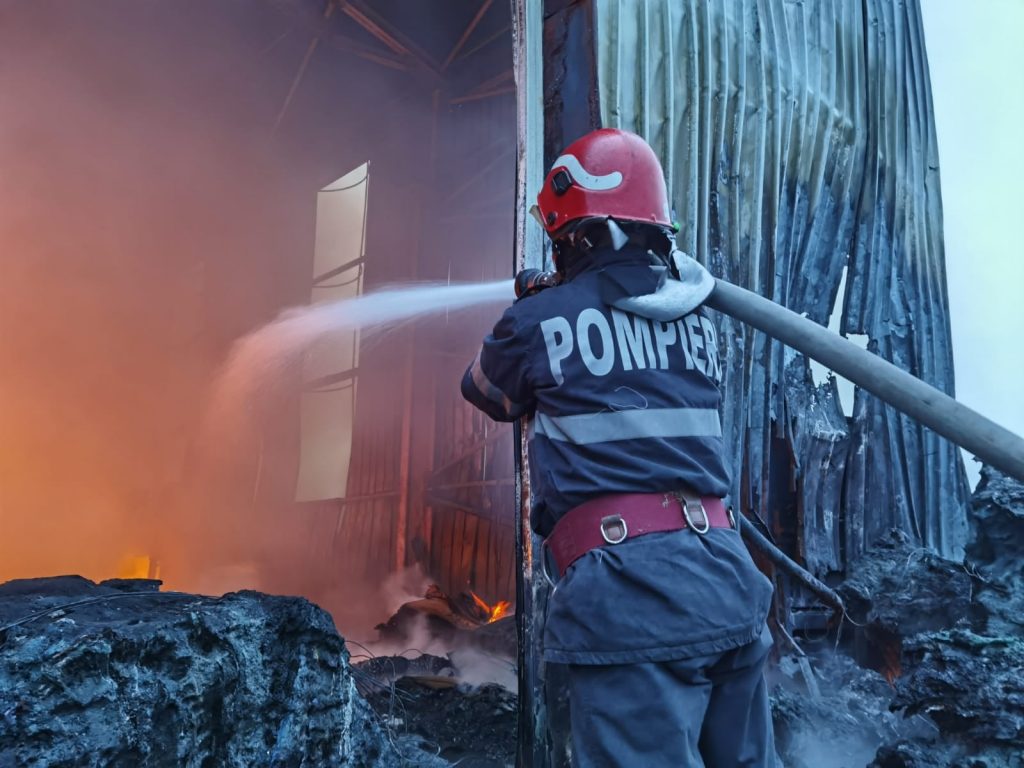 IMAGINI CÂT O MIE DE CUVINTE SURPRINSE LA INCENDIUL DE PROPORȚII DE LA FRASINU (GALERIE FOTO)