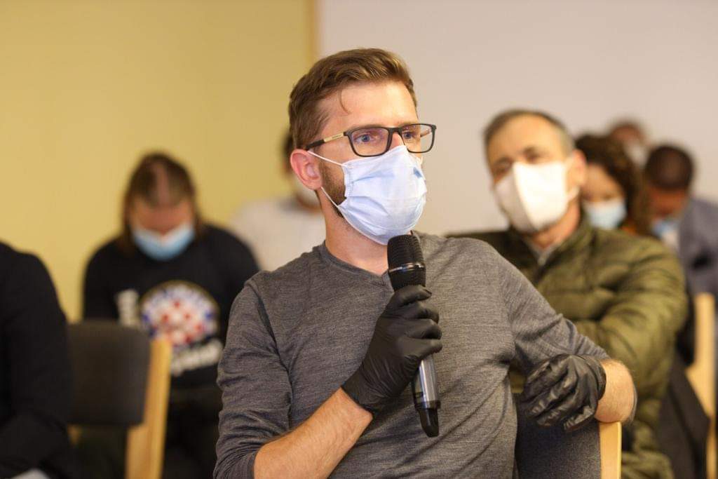 MĂRTURIA EMOȚIONANTĂ A UNUI TÂNĂR PRIMAR DIAGNOSTICAT CU COVID-19:” Lângă mine au murit un bărbat în vârstă și bănuiesc că și o femeie”. Apelul edilului