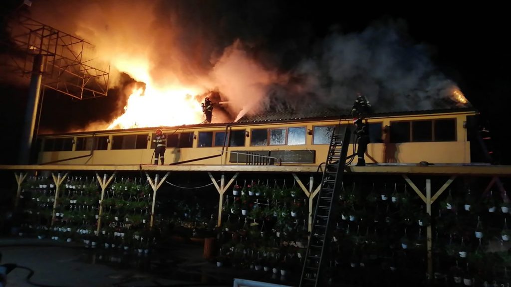 INCENDIU CU RISC MAXIM LA UN MOTEL DIN ISTRIȚA DE JOS. Flăcările, aproape de o stație GPL (FOTO)