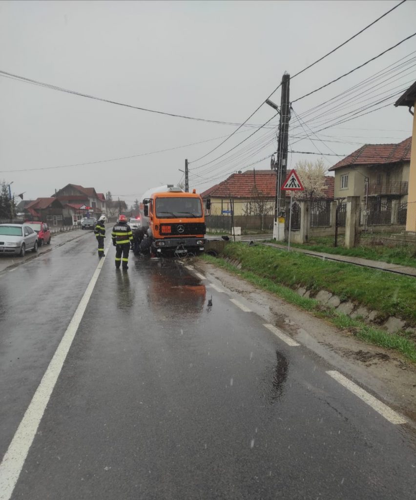 DN 10, BLOCAT LA CISLĂU. O cisternă încărcată cu GPL a ieșit în afara șoselei (FOTO)