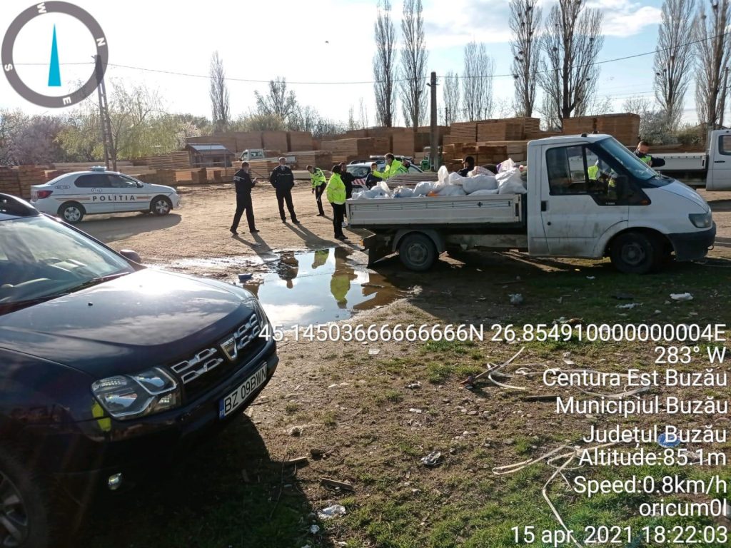 GHINIONUL UNUI BUZOIAN! Amendat și cu mașina confiscată pentru că intenționa să arunce deșeuri pe câmp