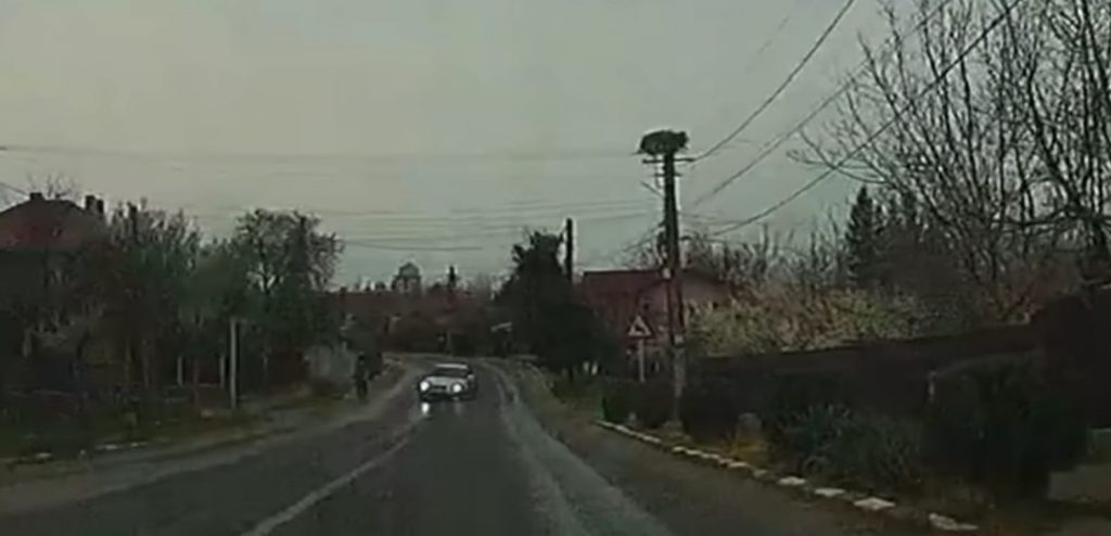 IMAGINI INCREDIBILE. Un bolid scăpat de sub control, pe punctul de a provoca prăpăd pe șosea, la Smeeni (VIDEO)
