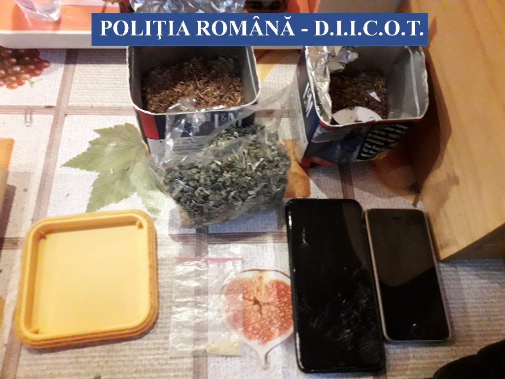 ÎNCĂ O GRUPARE DE TRAFICANȚI DE DROGURI, DESTRUCURATĂ DE POLIȚIȘTI. Indivizii vindeau droguri în Gălbinași și Smeeni (Video)