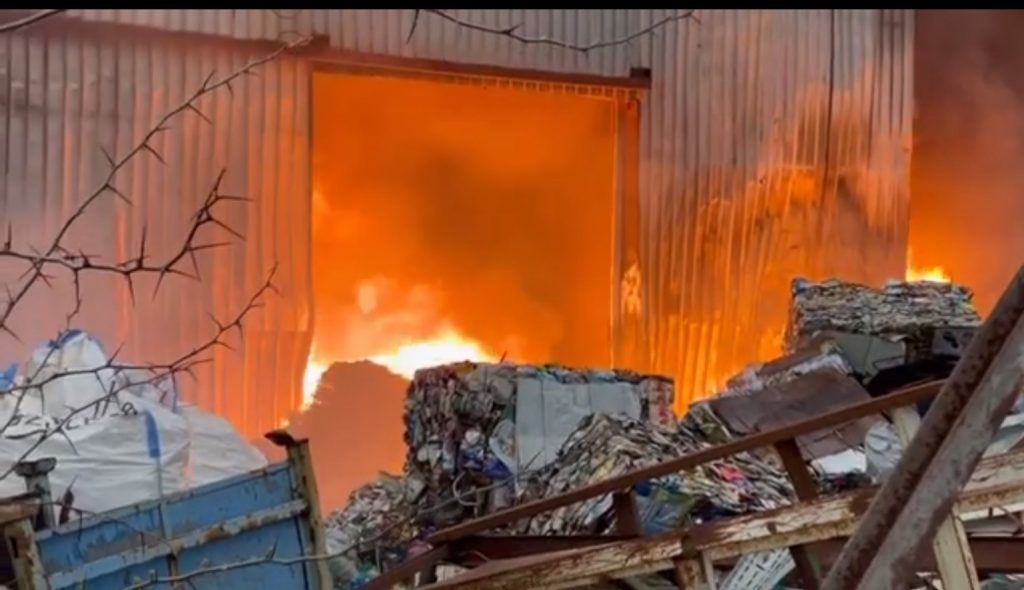 (UPDATE) INCENDIU VIOLENT LA IEȘIRE DIN BUZĂU. Flăcări uriașe au cuprins un depozit de materiale reciclabile. 2 TIR-uri au fost mistuite de foc