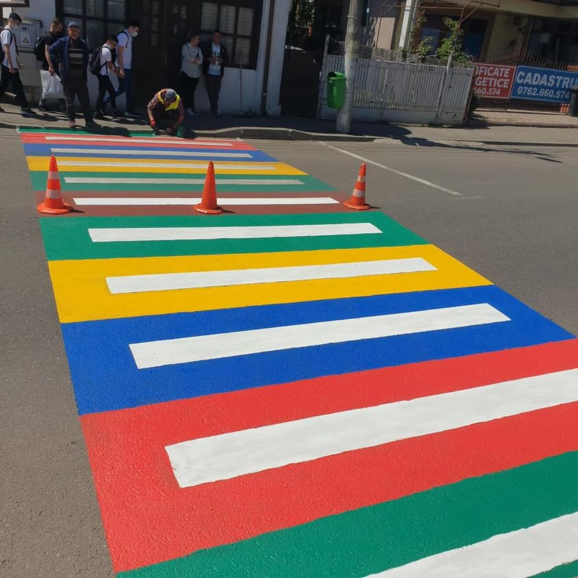 Reinterpretarea zebrei: treceri de pietoni colorate, la Rm.Sărat, pentru străzi mai sigure