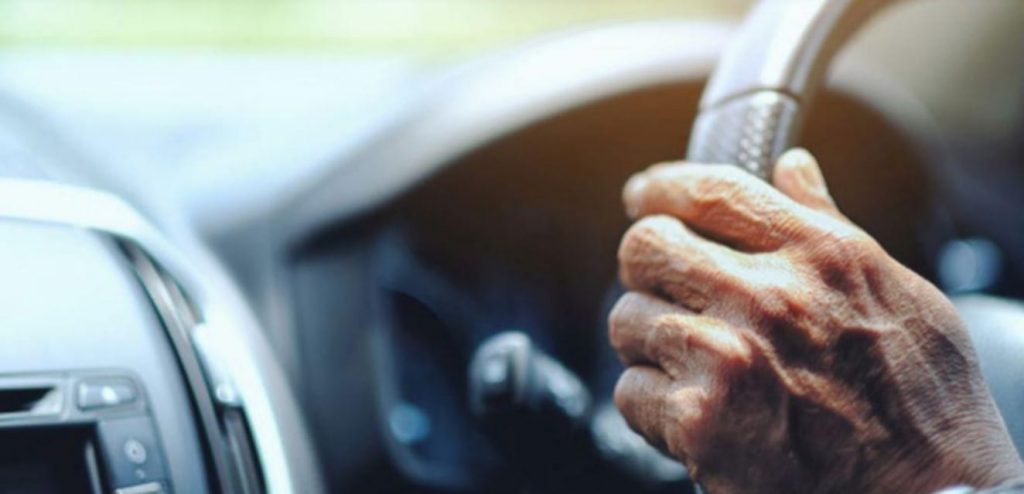 BUNICUȚĂ VITEZOMANĂ, LA VOLANUL UNUI MERCEDES, PRINSĂ CU 162 DE KM/H, LA PODGORIA