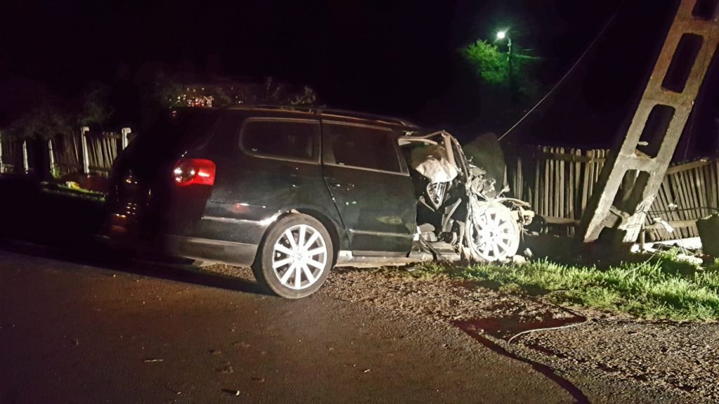 TINERI LA SPITAL DUPĂ CE AU INTRAT CU MAȘINA ÎNTR-UN STÂLP, LA MIEREA. Șoferul era mort de beat (FOTO)