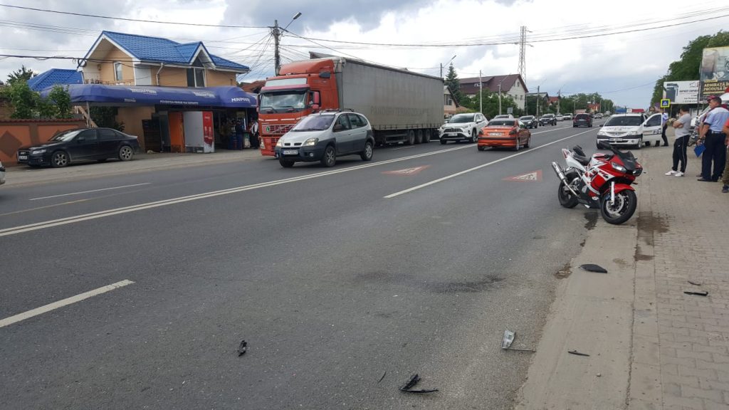 Motociclist din Buzău, spulberat de o mașină, în zona restaurantului Moara Drăgăicilor. Imagini de la locul accidentului