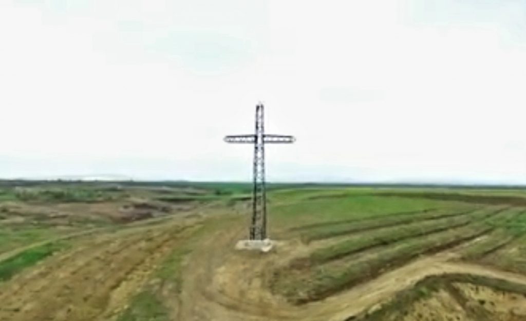 IMAGINI RARE DINTR-O COMUNĂ DIN BUZĂU!  Construcție gigant, realizată în vârful unui deal