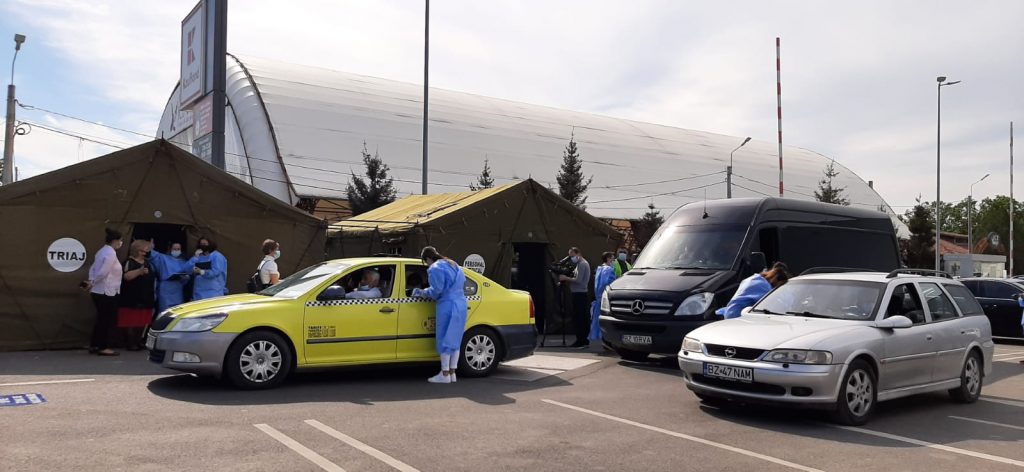S-A DESCHIS PRIMUL CENTRU DRIVE-THRU LA BUZĂU. Unde și cum funcționează. Ce spun primii buzoieni vaccinați aici (Video+foto)