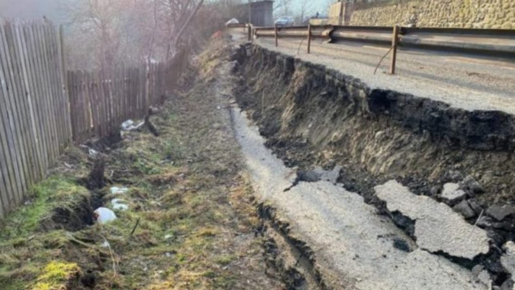 Alunecările de teren amenință zeci de case. Două zone din județ sunt zilnic monitorizate. Între timp, se caută soluții pentru rezolvarea problemei