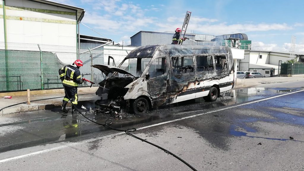 Microbuz de transport persoane, în flăcări pe șoseaua Pogonele (FOTO)