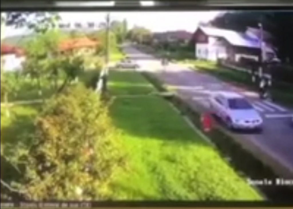 A avut un înger păzitor! O fetiță de 12 ani a scăpat cu răni minore dintr-un accident șocant! Imagini cutremurătoare