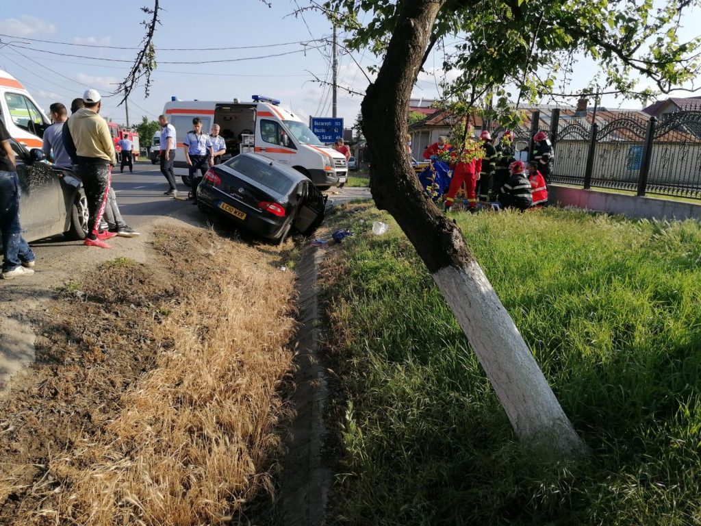 Skoda cu volan pe dreapta, implicată într-un grav accident în Vrancea. 4 tineri din Rm.Sărat, la spital în stare gravă (FOTO)
