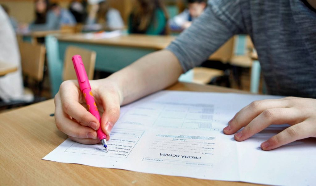 Încep simulările județene ale examenelor naționale! Primii vor fi testați elevii claselor a VIII-a