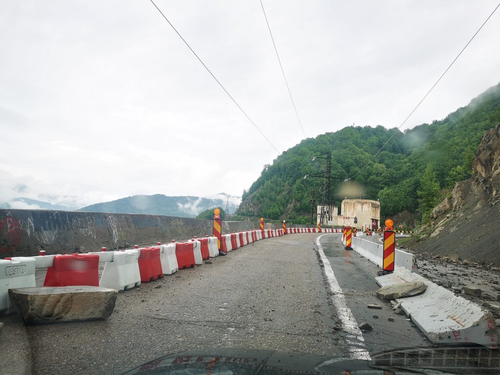 Noi probleme la Siriu. Ploile din ultimele zile au reactivat căderile de bolovani