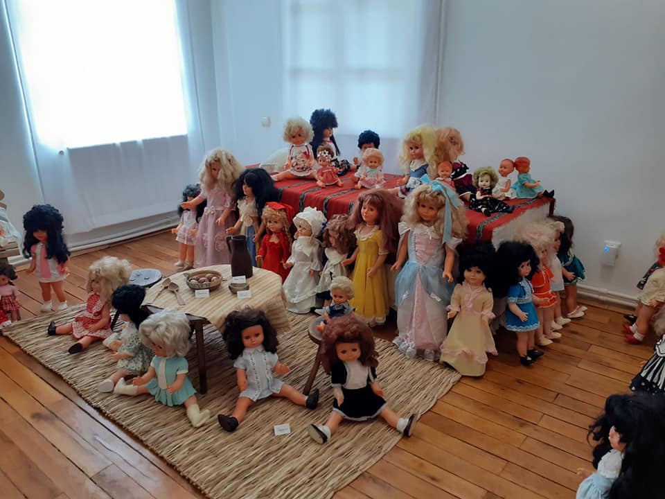 Ziua Internațională a Copilului, marcată prin două expoziții inedite la Muzeul Județean! Copiii vor fi întâmpinați cu dulciuri și baloane