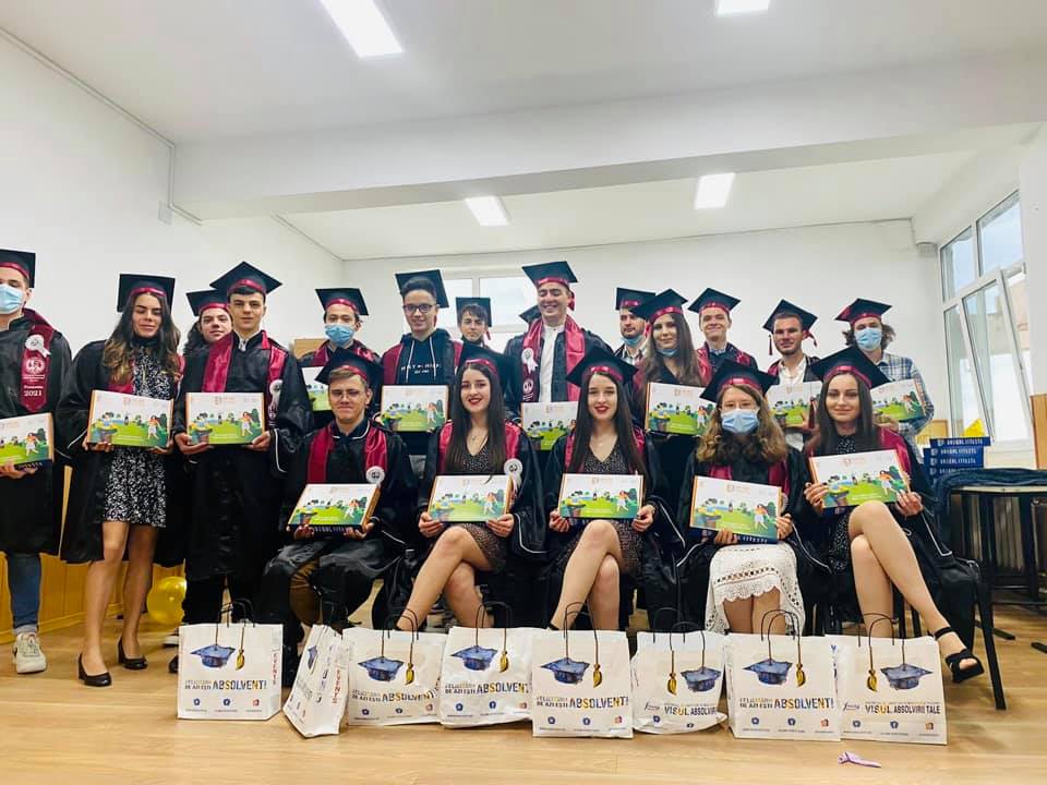 “Buzăul citește!” Primele pachete cu cărți, distribuite absolvenților de liceu. Care sunt titlurile primite de fiecare elev