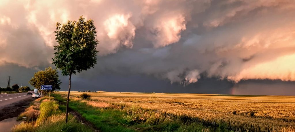 Explicațiile meteorologilor despre norii apocaliptici de la Buzău. “Cel mai important este să ne adăpostim rapid, să nu așteptăm să înceapă furtuna”