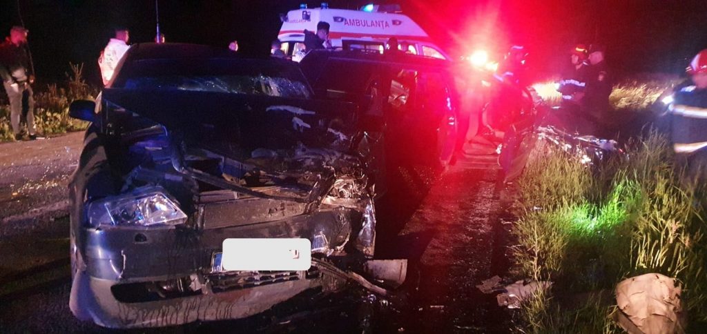 Tineri din Berca, implicați într-un grav accident. 4 au ajuns la spital