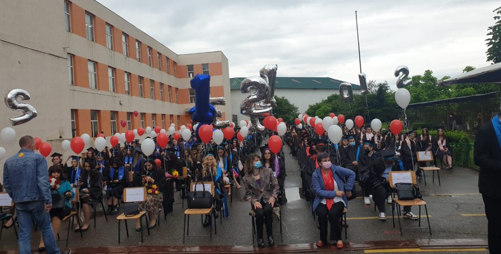 Emoții și lacrimi la final de clasa a XII-a. Se întâmplă ACUM la Colegiul Mihai Eminescu (FOTO&VIDEO)