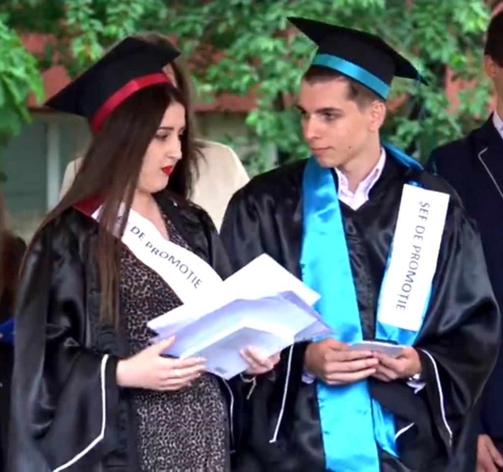 Bianca și Rareș, doi eminescieni de elită! Azi șefi de promoție, mâine inginer IT și polițist. Unul promite să revină acasă, celălalt lasă Buzăul pentru un oraș cu mai multe oportunități