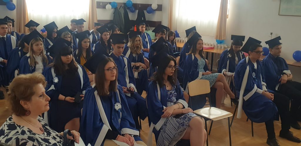 La Hasdeu, elevii și-au scos, astăzi, profesorii la tablă. Momente unice la festivitatea de absolvire a hasdeienilor. Zâmbete, dar și clipe presărate cu lacrimi (FOTO&VIDEO)
