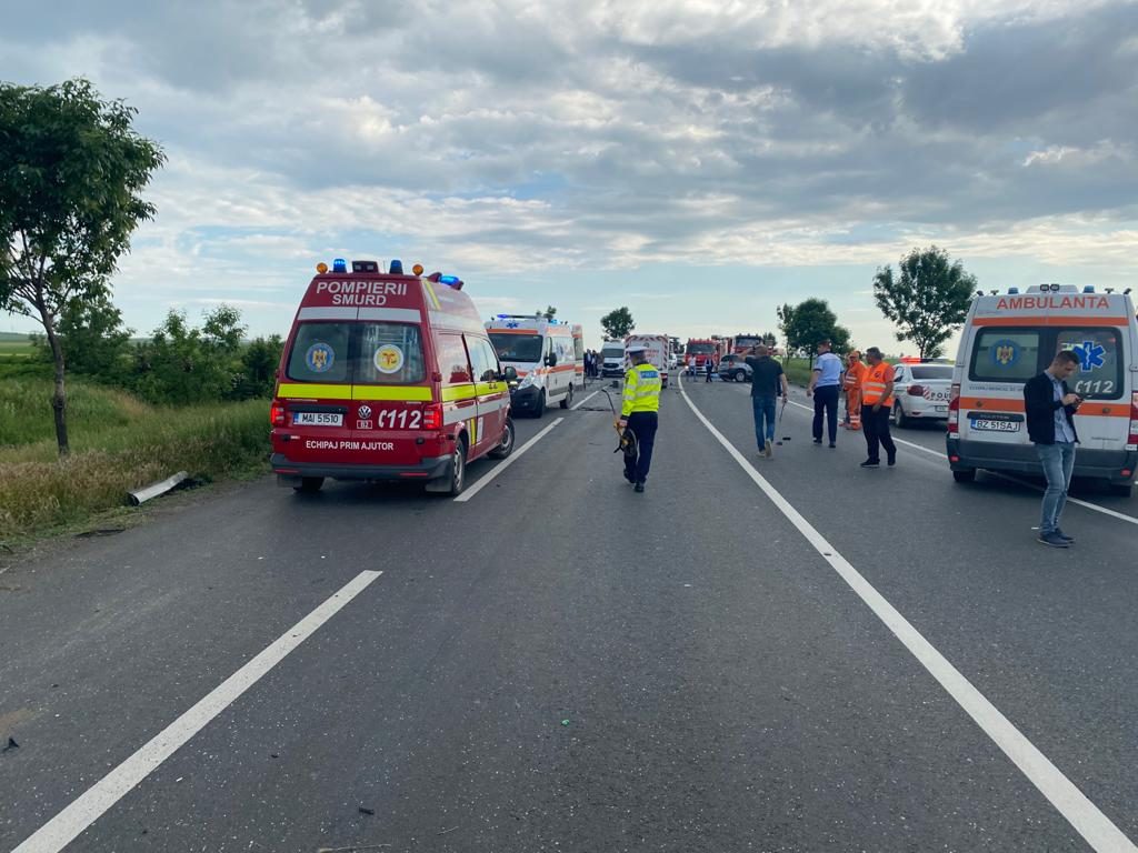 Accident grav pe DN2E85. Mai multe persoane, evaluate medical