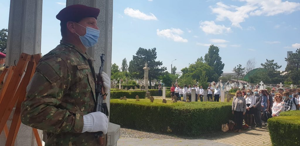 Puțin peste o sută de buzoieni, prezenți la Cimitirul Eroilor! Momente inedite de la manifestările dedicate eroilor căzuți în Primul Război Mondial (FOTO +VIDEO)