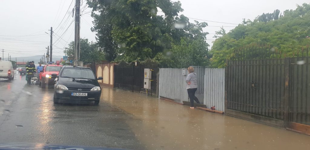 Gospodării inundate după ploaia torențială din această seară