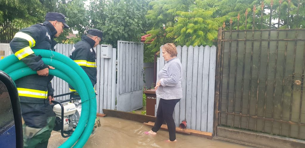 Dezastru la Măgura, după o ploaie torențială. Mai multe gospodării au fost inundate. Pompierii intervin cu motopompele (Foto+video)