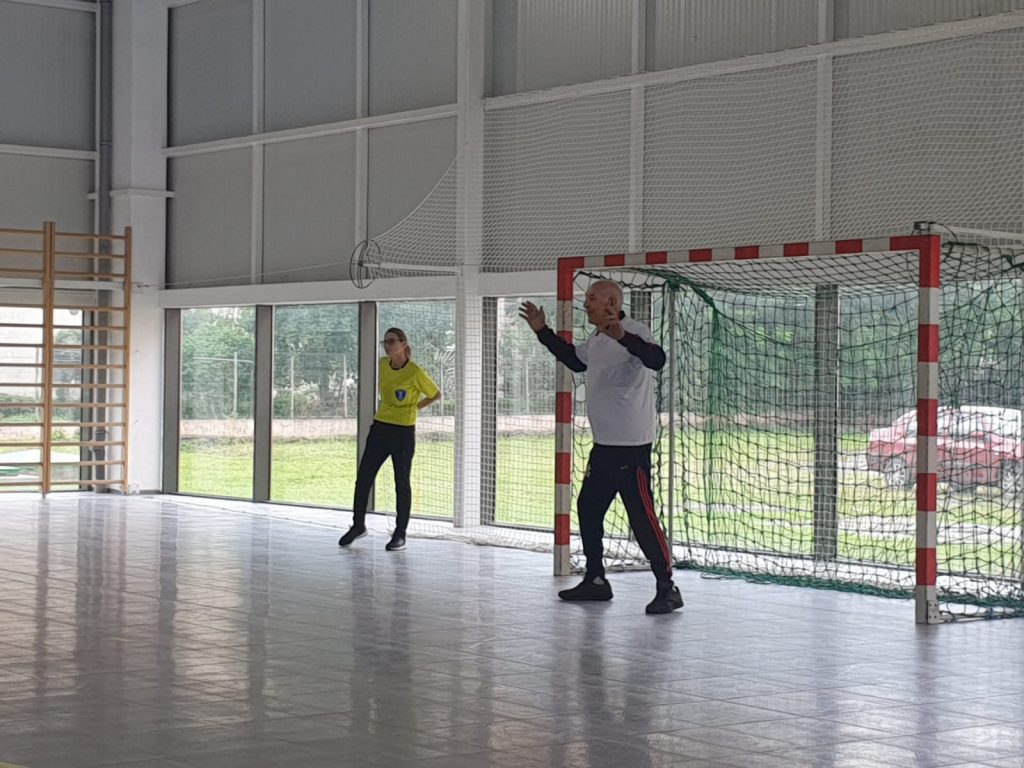 Legenda handbalului românesc a revenit în sala de sport! Cornel Penu a apărat mingiile trimise spre poartă de elevii Liceului Sportiv Buzău