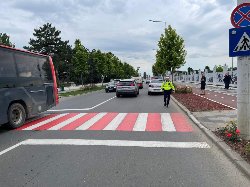Accident pe Calea Eroilor! Tânără lovită de mașină chiar pe trecerea de pietoni (FOTO)