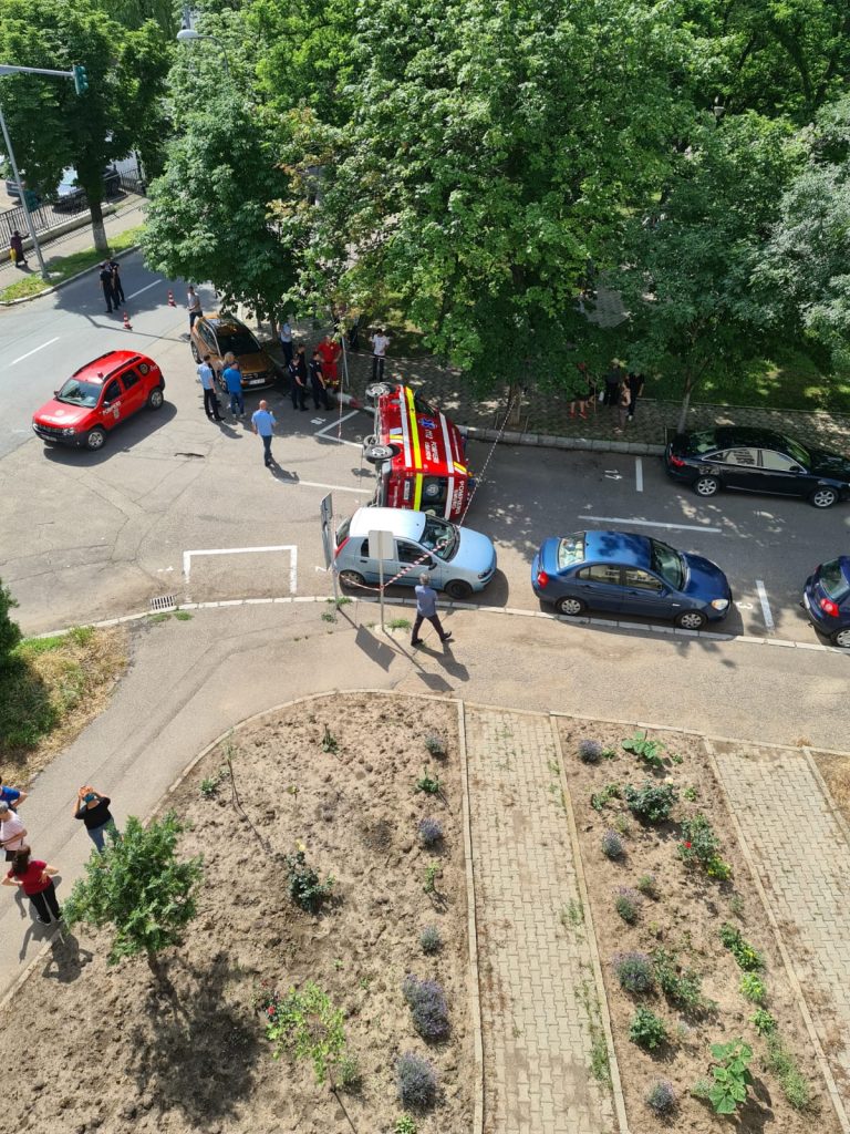 Ambulanță SMURD, răsturnată în fața ISU Buzău. Un șofer neatent a lovit în plin ambulanța aflată în misiune