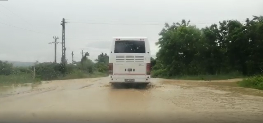 Ploaia torențială dă bătăi de cap șoferilor. DN 10, acoperit cu apă în mai multe puncte (Video)
