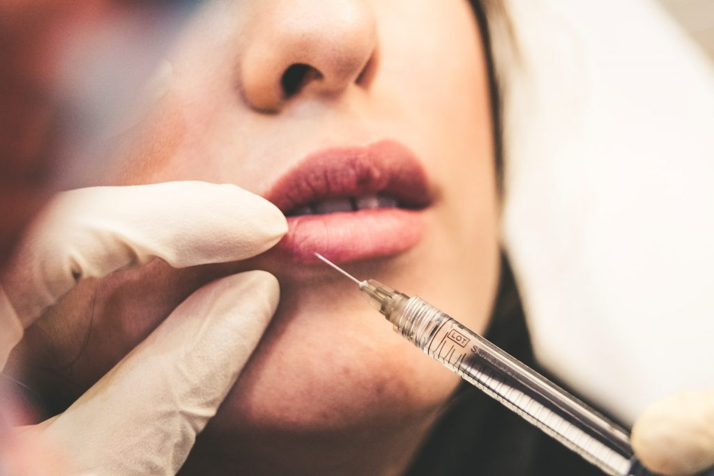 Percheziții la Ulmeni și la alte adrese din județ, într-un dosar care vizează o clinică de înfrumusețare din București