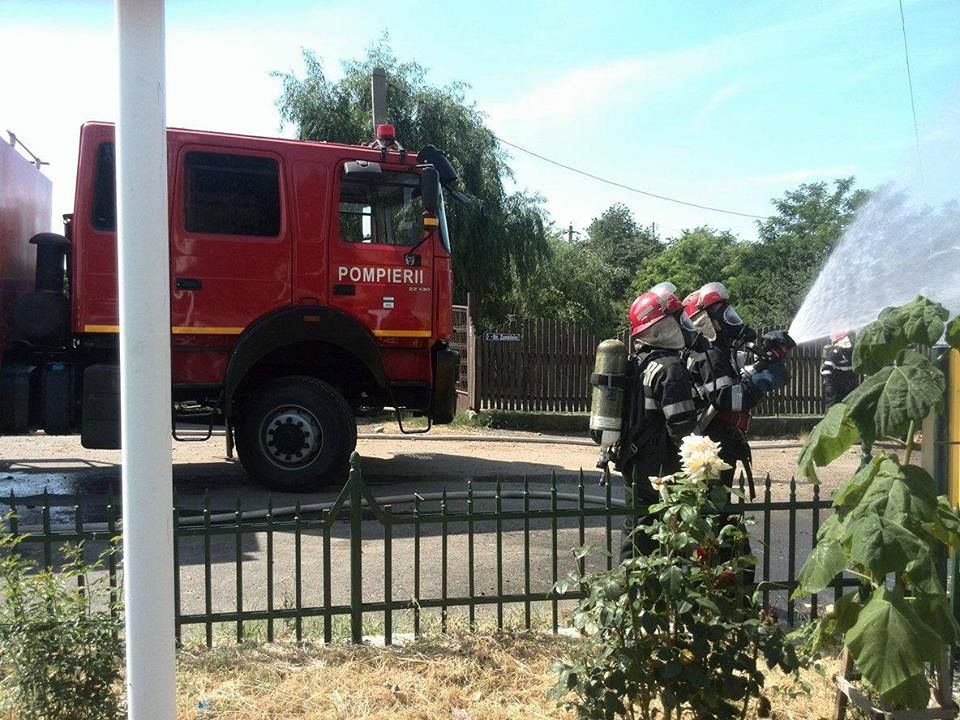 Casă în flăcări, la Sătuc. Misiunea pompierilor este dificilă din cauza suprafeței mari pe care se manifestă incendiul
