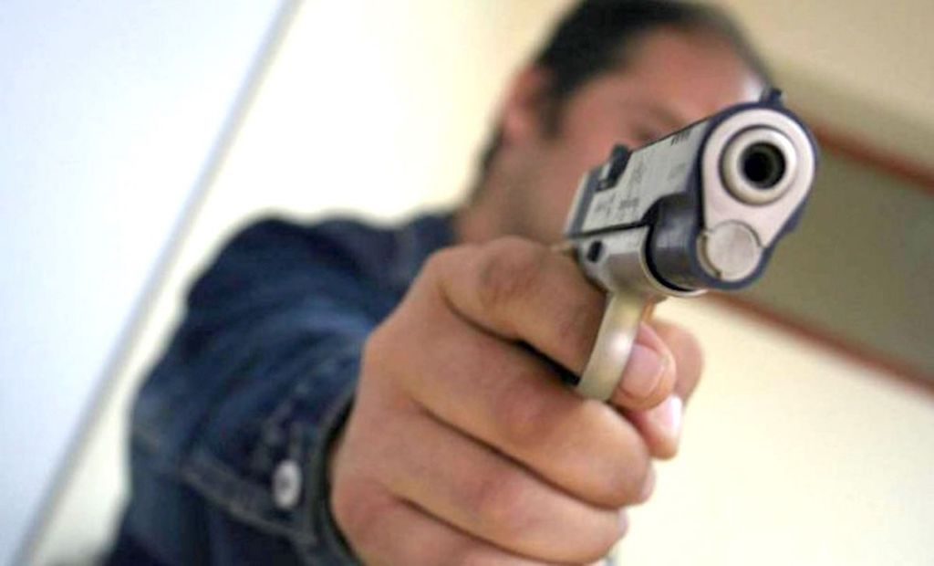 Incident șocant! O adolescentă a fost împușcată în față, în plină stradă