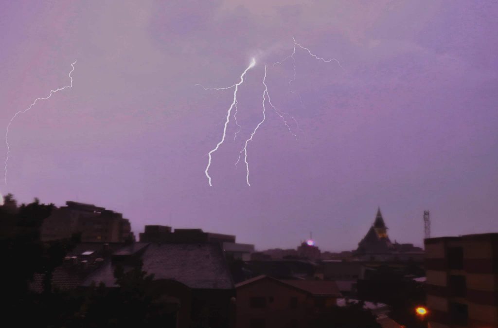 Furtună puternică la Buzău și în localitățile din jur. Tunetele sinistre și fulgerele, care au luminat în noapte, i-au speriat pe buzoieni (VIDEO)