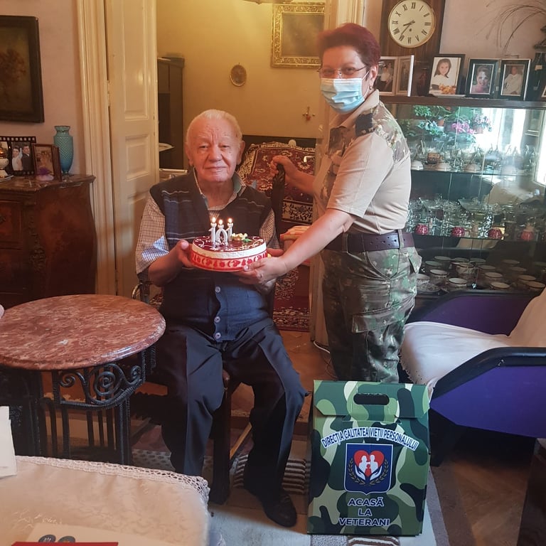 ”Brutarului i-a fost milă de noi și ne-a dat 50 de pâini calde. Eram o sută de soldați și ne-am potolit foame”! Povestea de pe front, spusă de un veteran de 101 ani