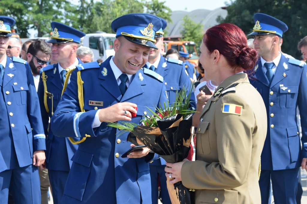 Cerere în căsătorie, la ceremonia de absolvire de la Boboc! Lacrimi și emoții, trăite de sute de tineri și familiile lor