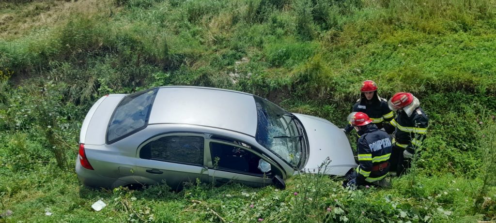 O clipă de neatenție îi putea costa viața. Doi soți din Buzău au scăpat, ca prin minune, cu răni ușoare în urma unui accident rutier (Foto)