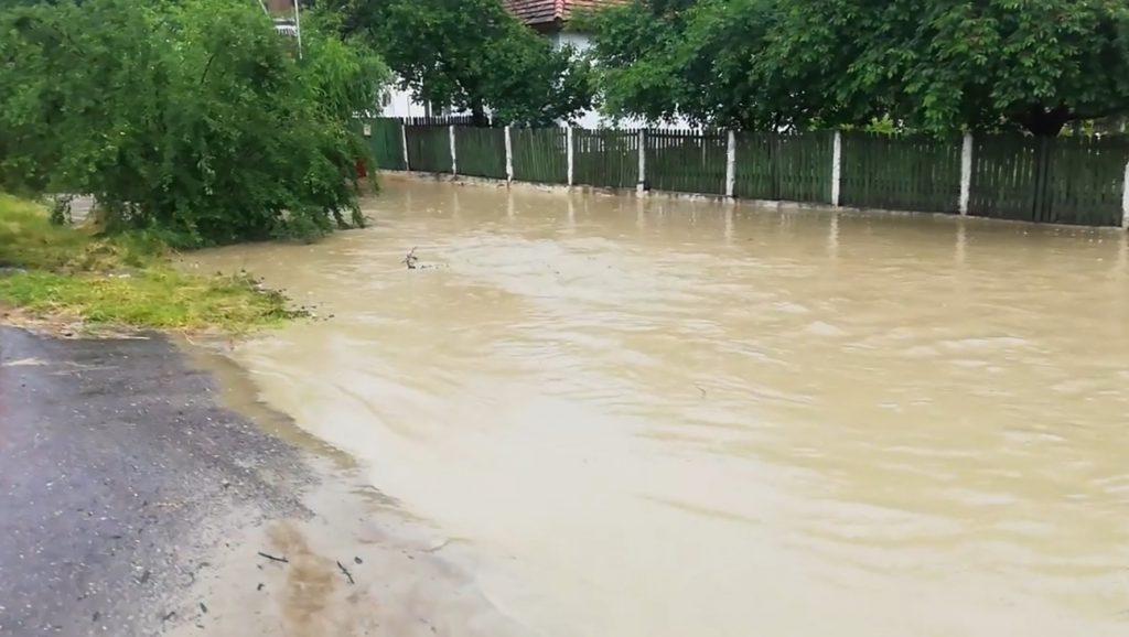 Bilanțul ploilor și vijeliilor, care au pus stăpânire pe județ.  În unele localități, potopul s-a abătut în mod repetat, lăsând dezastru în urmă