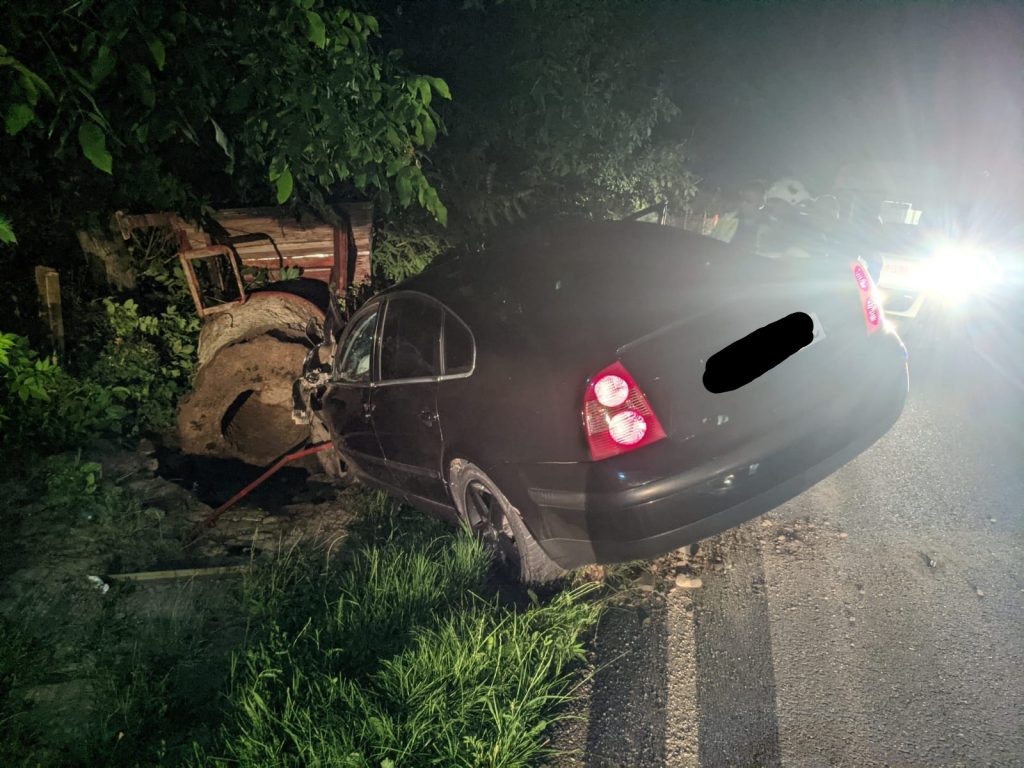 Înfiorător. Tânăr de 21 de ani din Cătina, mort după ce mașina a lovit o construcție metalică iar o bară i-a străpuns corpul