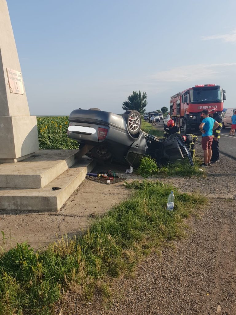 Accident pe DN2. Un italian a scăpat cu viață după ce a intrat cu mașina într-un monument și apoi s-a răsturnat