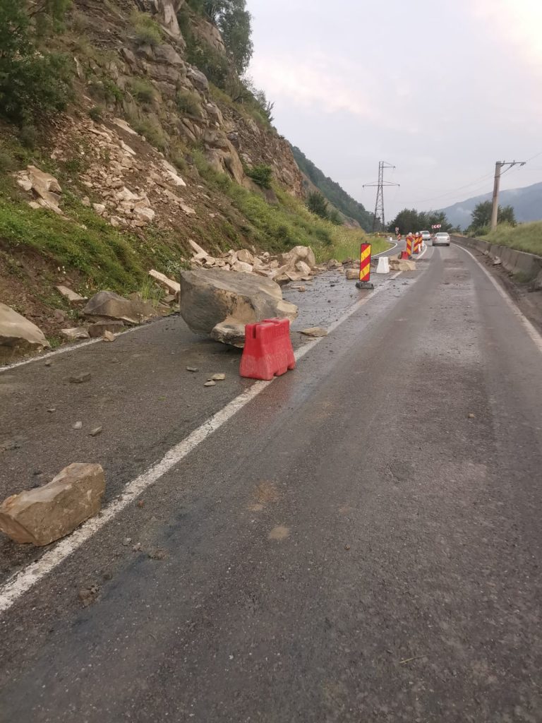 (UPDATE) Atenție,  cad pietre! Traficul pe DN 10 Buzău-Brașov, îngreunat la Gura Siriului după ce stânci din versant au căzut pe șosea