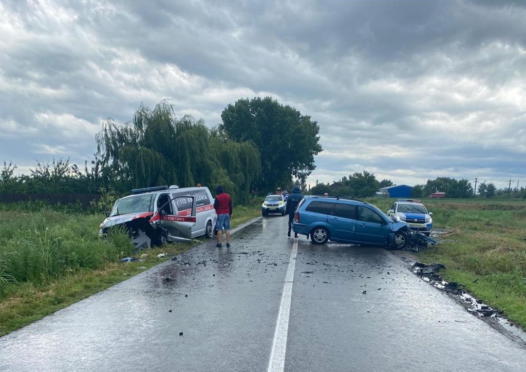 (UPDATE) Accident spre Monteoru. Ambulanță implicată, oameni răniți