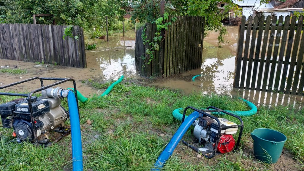 Bilanțul potopului de la Măgura și Unguriu: zeci de gospodării, curți și grădini inundate. Peste 10 ore au intervenit pompierii pentru evacuarea apei (FOTO)