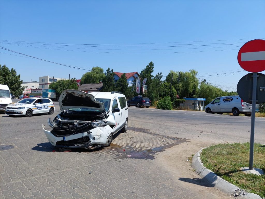 Accident pe Șoseaua Spătarului. Oameni răniți, trafic blocat (FOTO)